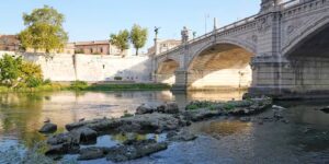 Nero’s brug rijst op uit de rivier de Tiber terwijl Rome met een watercrisis wordt geconfronteerd