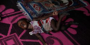 Nigeriaanse kinderen betalen de prijs voor de oorlog in Iran, terwijl ondervoeding en armoede toenemen