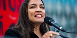 Ocasio-Cortez zegt dat ze haar eieren invriest terwijl ze haar volgende politieke stappen neemt
