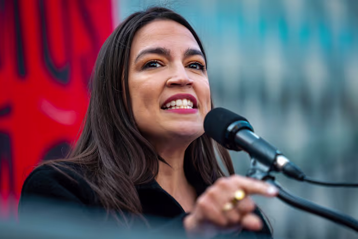 Ocasio-Cortez zegt dat ze haar eieren invriest terwijl ze haar volgende politieke stappen neemt