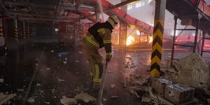 Oekraïense drones doden vijf mensen in Rusland en steken het magazijn van Wildberries in brand
