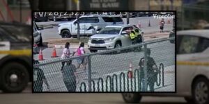 Op beelden is te zien hoe een ISD-officier van Northside een vrouw neerschiet buiten een vol voetbalstadion