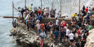 Op hol geslagen online geruchten zorgden voor een paniekerige stroom migranten naar het Spaanse grondgebied van Ceuta