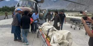 Pakistaanse legerhelikopters vervoeren de lichamen van de beroemde klimmer Purja en vier anderen die omkwamen bij een lawine