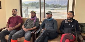 Pakistaanse teams zoeken te voet naar overblijfselen van klimmers terwijl helikopters op het weerterrein zijn