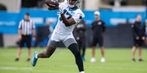 Panthers wide receiver Xavier Legette werd tijdens het trainingskamp van het veld afgevoerd met een angelblessure