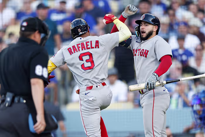 Rafaela slaat twee homeruns terwijl de streakende Red Sox de leiding nemen op de achtste plaats en Yamamoto en Dodgers met 3-2 achter zich laten