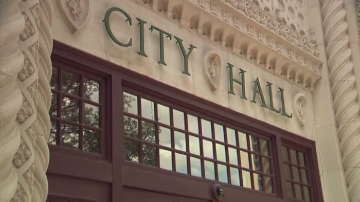 SAPD: Converse man beschuldigd van het bedreigen van stadsfunctionarissen van San Antonio op de Facebook-pagina van KSAT