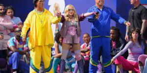 Shakira, Madonna en vele Muppets betreden het WK-podium, samen met BTS en Bieber