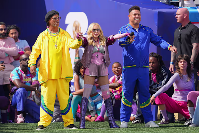 Shakira, Madonna en vele Muppets betreden het WK-podium, samen met BTS en Bieber