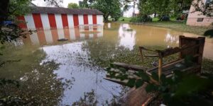 Sterfgevallen en schade gemeld doordat zwaar weer in het Midwesten tornado’s en plotselinge overstromingen veroorzaakt