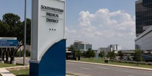 Surrogaat vraagt ​​de rechtbank van Texas om medische zorg te laten zoeken voor de baby die ze draagt, zegt AG Paxton