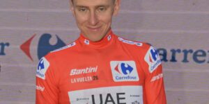 Tadej Pogacar moet geopereerd worden aan gebroken sleutelbeen na kop-over-stuur crash in Spaanse Vuelta