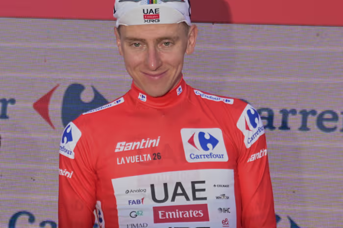 Tadej Pogacar moet geopereerd worden aan gebroken sleutelbeen na kop-over-stuur crash in Spaanse Vuelta
