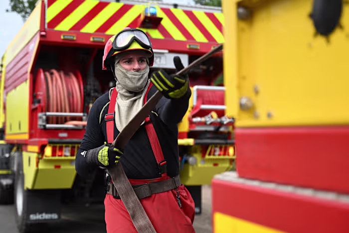 Terwijl de hitte en de droogte de bosbranden in Frankrijk aanwakkeren, stromen vrijwilligers uit om te helpen