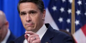 Todd Blanche wordt ternauwernood bevestigd als procureur-generaal van Trump tijdens een stemming in de Senaat