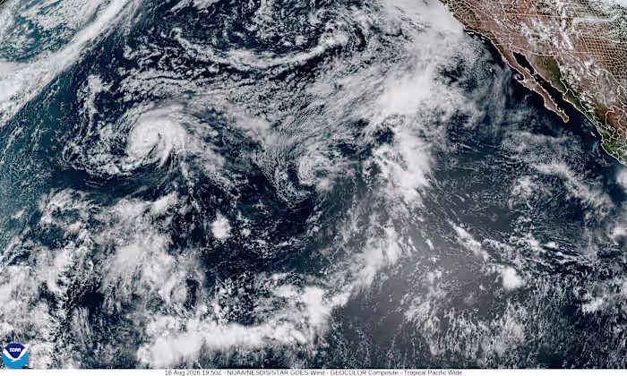 Tropische storm Lala raast over Hawaï met harde wind en regen zonder aan land te komen