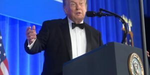 Trump keert drie maanden na de schietpartij terug naar het correspondentendiner voor een uitgebreide, beledigende toespraak