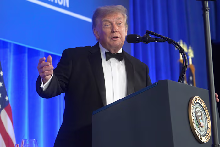 Trump keert drie maanden na de schietpartij terug naar het correspondentendiner voor een uitgebreide, beledigende toespraak