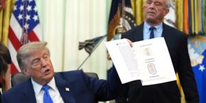 Trump tekent een bevel waarin wordt opgeroepen tot het uit elkaar plaatsen van vaccins voor kinderen, tegen de richtlijnen van medische groepen in
