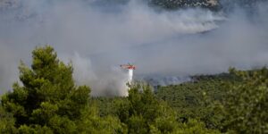 Twee doden toen brandbestrijdingshelikopters met elkaar in botsing kwamen nabij Athene terwijl de natuurbranden in Europa woedden