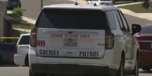 Verdachte sterft aan een schotwond die hij zichzelf heeft toegebracht tijdens een arrestatiepoging in het westen van Bexar County, zegt de sheriff