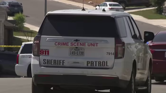 Verdachte sterft aan een schotwond die hij zichzelf heeft toegebracht tijdens een arrestatiepoging in het westen van Bexar County, zegt de sheriff