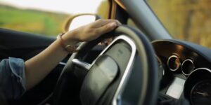 Wat AAA aanbeveelt bij het kiezen van de eerste auto voor tienerbestuurders