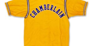 Wilt Chamberlain Lakers-jas gevonden door een tiener in een kringloopwinkel brengt op een veiling ruim $ 89.000 op