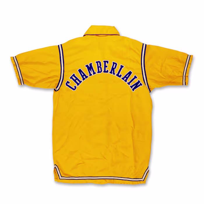 Wilt Chamberlain Lakers-jas gevonden door een tiener in een kringloopwinkel brengt op een veiling ruim $ 89.000 op