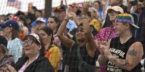 Women’s Professional Baseball League maakt een regenachtig debuut voor een enthousiast publiek