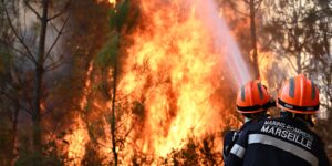 Zuid-Europa staat in brand terwijl drie brandweerlieden sneuvelen en de gevechten in Frankrijk laaien vier keer zo groot op als Parijs