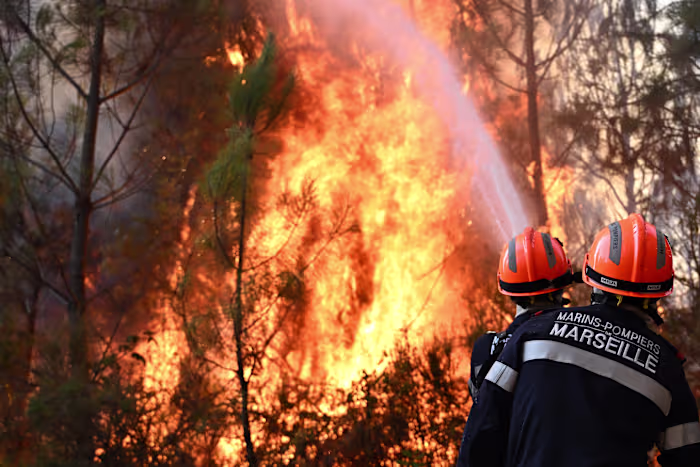 Zuid-Europa staat in brand terwijl drie brandweerlieden sneuvelen en de gevechten in Frankrijk laaien vier keer zo groot op als Parijs