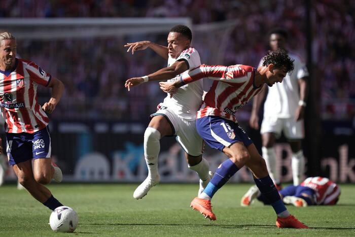 Atletico Madrid verslaat 10-koppig Real Madrid met 2-1, Man City overleeft Sunderland in Premier League