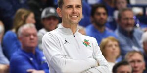 Basketbalcoach Todd Golden uit Florida krijgt opnieuw een contractverlenging en een loonsverhoging van $ 1,5 miljoen