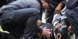 Bears quarterback Caleb Williams werd afgevoerd met een rechter hamstringblessure