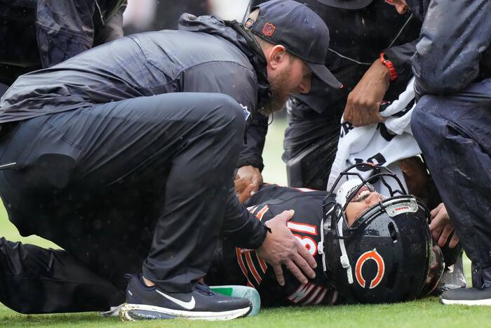Bears quarterback Caleb Williams werd afgevoerd met een rechter hamstringblessure