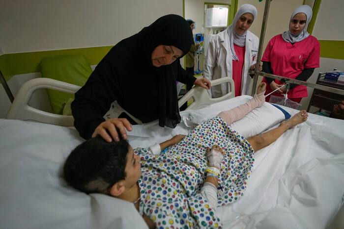 Bij Israëlische luchtaanvallen op een dorp in Zuid-Libanon komen twaalf mensen om het leven, onder wie twee kinderen