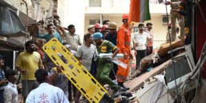 Bij het instorten van een gebouw in New Delhi komt één persoon om het leven en komen tientallen anderen in de val