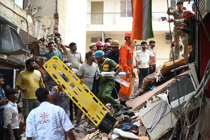 Bij het instorten van een gebouw in New Delhi komt één persoon om het leven en komen tientallen anderen in de val