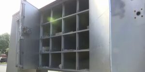 Buren van Northwest Side dringen er bij de post op aan te stoppen met het bezorgen van post in kapotte dozen