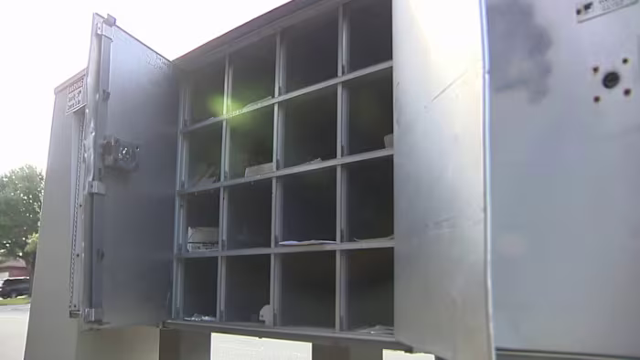 Buren van Northwest Side dringen er bij de post op aan te stoppen met het bezorgen van post in kapotte dozen