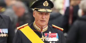 De Noorse koningin Mette-Marit sluit zich aan bij de processie om de kist van wijlen koning Harald V naar de koninklijke kapel te brengen