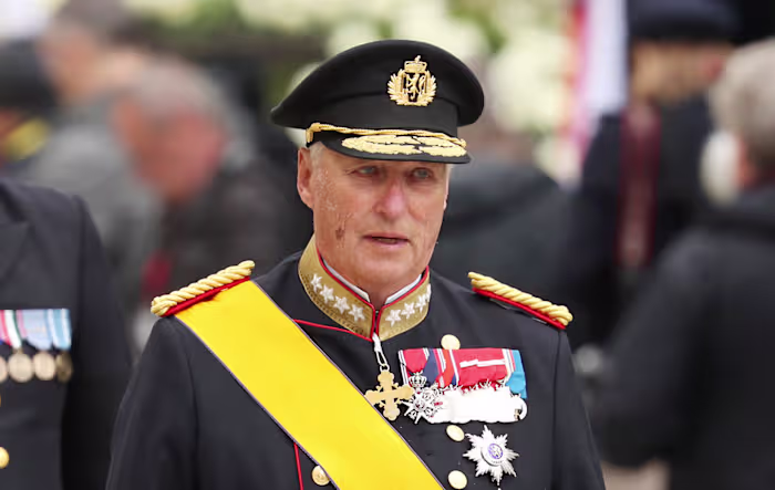 De Noorse koningin Mette-Marit sluit zich aan bij de processie om de kist van wijlen koning Harald V naar de koninklijke kapel te brengen
