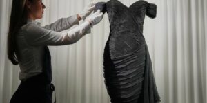 De beroemde ‘wraakjurk’ van prinses Diana wordt tentoongesteld voorafgaand aan de veiling van Sotheby’s