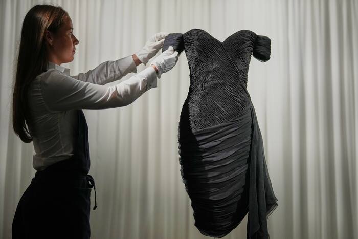 De beroemde 'wraakjurk' van prinses Diana wordt tentoongesteld voorafgaand aan de veiling van Sotheby's