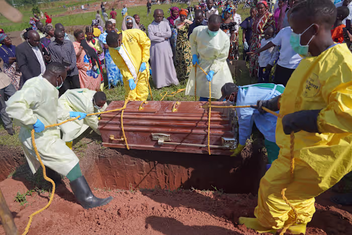 De ebola-uitbraak in Congo vertoont geen tekenen van vertraging, aangezien het aantal sterfgevallen de 3.000 overschrijdt