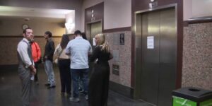 De liftproblemen van het Cadena-Reeves Justice Center gaan de derde week in, omdat de lift van de gevangenen ook uitvalt