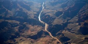 De overstroming van de Grand Canyon schaadt een economie die nog steeds herstellende is van een brand
