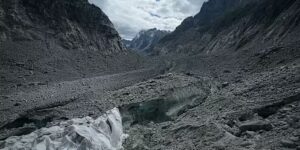 De overstromingsramp in Nepal en de gevolgen van de klimaatverandering zijn groot in de ijzige schaduw van de Mont Blanc